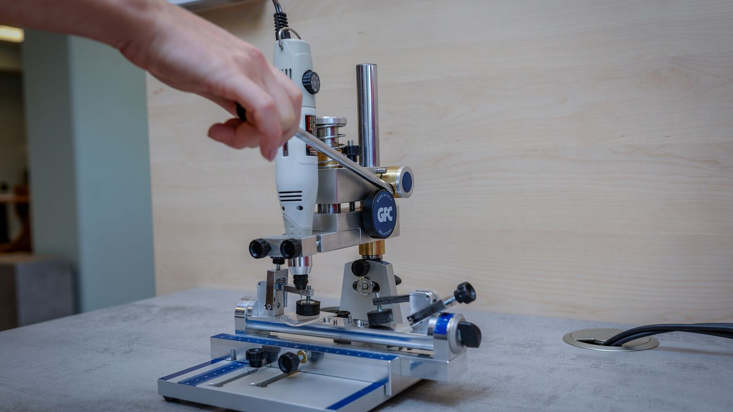 Bohrmaschine zur Brillenglasbearbeitung